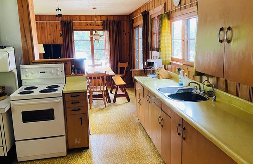 Lake of Bays Cottage | Digital Nomads and Family. Lakeshore Cottage on Rebecca Lake Muskoka