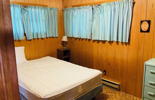 Lake of Bays Cottage | Digital Nomads and Family. Lakeshore Cottage on Rebecca Lake Muskoka