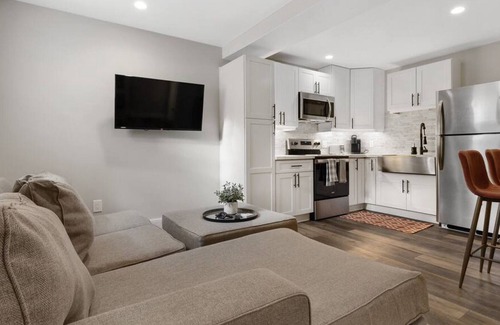 Collingwood Condo | Downtown Collingwood Contemporary Studio Apartment (97039)