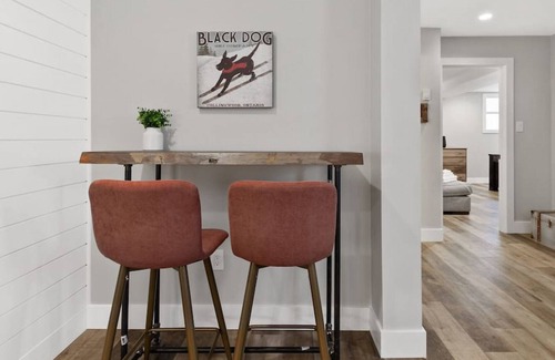 Collingwood Condo | Downtown Collingwood Contemporary Studio Apartment (97039)