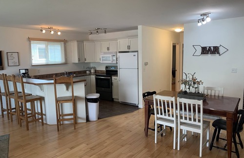 North End House | Downtown Kelowna House - 5 Min walk to beach