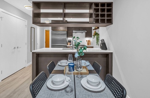 Richmond City Centre Apartment | Downtown Modern 1 Br & Den | Steps to Transit & YVR & Shopping