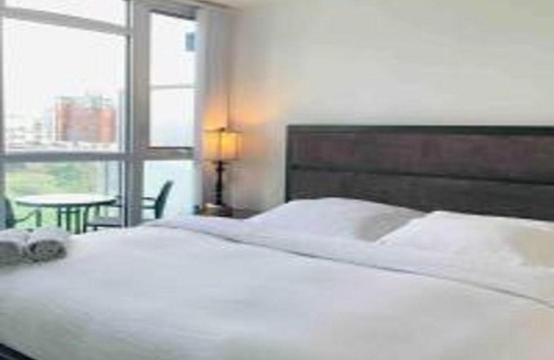 CityPlace Apartment | DT King BR + den & balcony