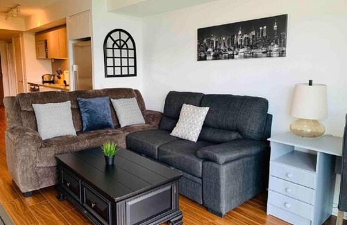 CityPlace Apartment | DT King BR + den & balcony