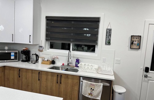 Beaumont House | Elegant 3BD Home in Beaumont, Double Garage 2.5WC.WiFi, Near Airport, Workspace.