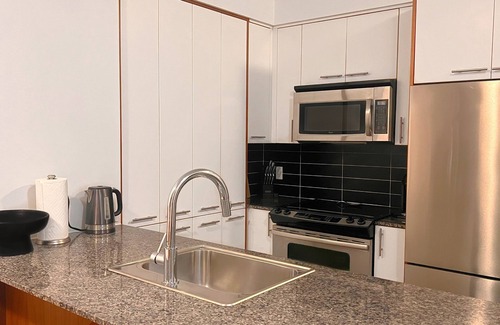 Islington - City Centre West Condo | Entire 1BR Condo l Free Parking l min to Airport
