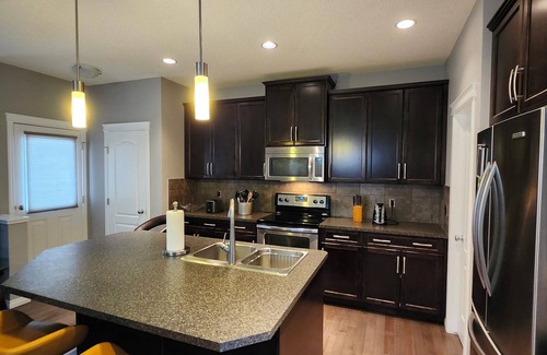 Symons Valley House | Entire comfy 2000 sq. ft. Home | 3BDR | 2.5 Bath | 15 mins from Airport