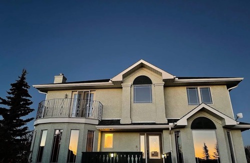Springbank House | Estate Home with Gorgeous View 7bds+3.5bath Sleeps 16+