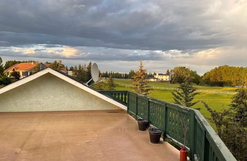 Springbank House | Estate Home with Gorgeous View 7bds+3.5bath Sleeps 16+