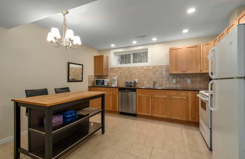 Hollyburn House | Exclusive Spacious Suite with Private Patio