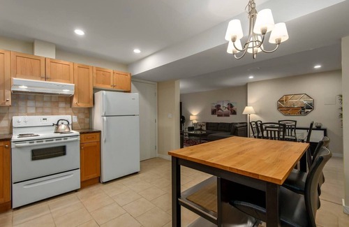 Hollyburn House | Exclusive Spacious Suite with Private Patio
