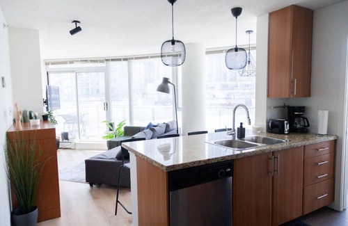 Gastown Apartment | Exclusive & Stylish Downtown Apartment W/Pool, Hot Tub, Sauna