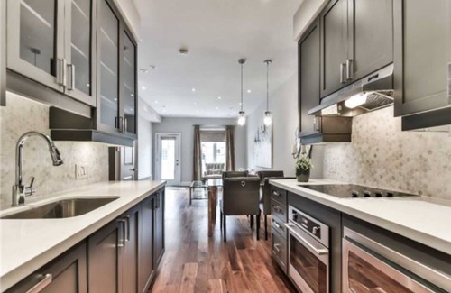 Lawrence Park House | Executive Townhouse 3Br+3Ba in Lawrence Park