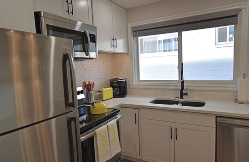 Calgary House | EXQUISITE 3BD HOUSE CLOSE TO AIRPORT, PL HOSP, DOWNTOWN, SLEEPS 7