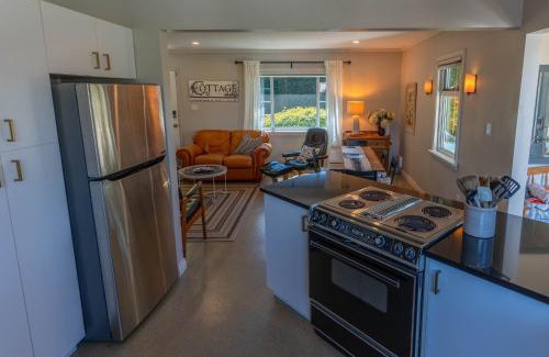 Saanich East House | Family Cottage at Horner Park