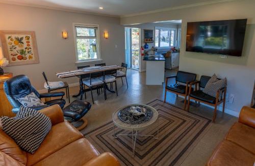 Saanich East House | Family Cottage at Horner Park
