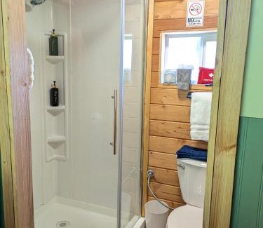 Brew Bay House | Farmhouse cabin on 33 acre farm