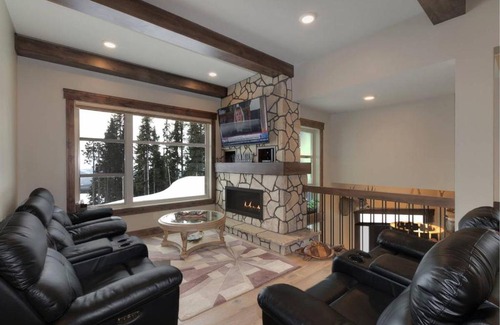 Big White Ski Resort House | Feathertop 480 - Stunning High-End House with Amazing Views