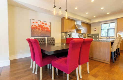 Whistler House | Fitzsimmons #33 Luxury 4 Bedroom, Private Hot Tub, BBQ