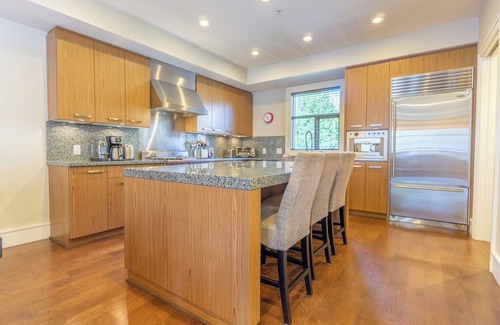 Whistler House | Fitzsimmons #33 Luxury 4 Bedroom, Private Hot Tub, BBQ