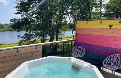 Erbs Cove Apartment | Flora studio on the lake - minutes from St Martins!