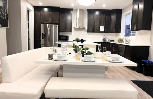 Southwest Calgary House | Flowealth Property Luxury Villa 6BR Sleeps 17 Near Lake Netflix TV Wifi