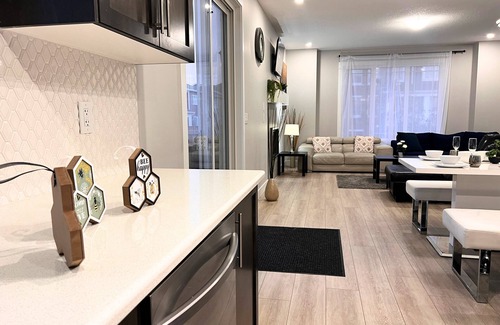 Southwest Calgary House | Flowealth Property Luxury Villa 6BR Sleeps 17 Near Lake Netflix TV Wifi