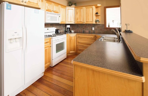 Rossland Cabin | Four Bedroom | Sleeps 7-9 | White Wolf Cabins