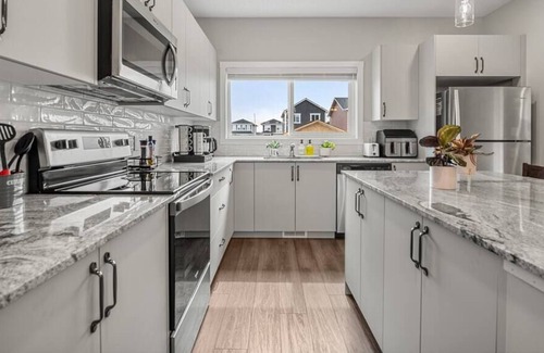 Airdrie House | FREE Banff Pass, 2 King, 2 Queens, Sleeps 12