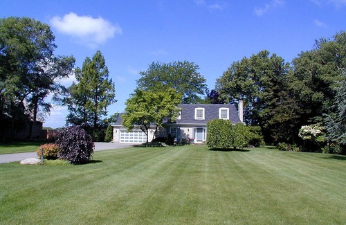 Niagara-on-the-Lake Villa | French country delight with pool, between vineyards and Niagara River, golf