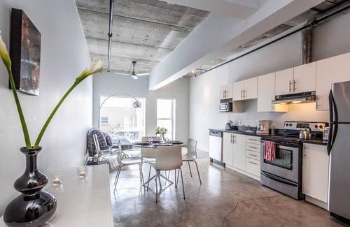 Mile End Apartment | Furnished and Modern Mile End Loft