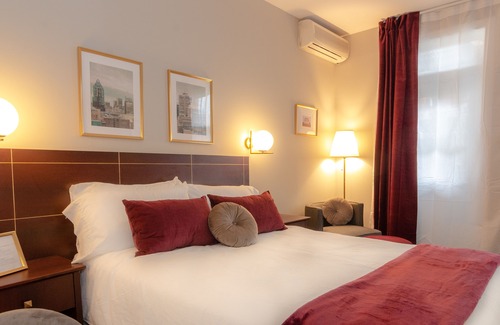 Gay Village House | Garden Hotel Room in front of Metro and in the heart of the city