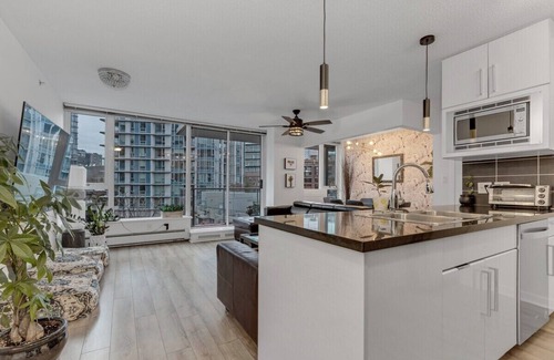 Crosstown Condo | Gastown Downtown Apartment Very Central