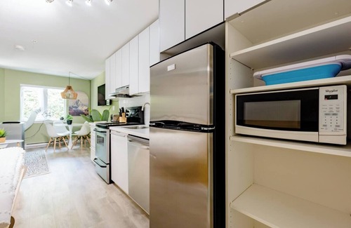 Downtown Eastside Apartment | Gastown Haven: Where History Meets Comfort