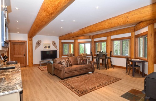 Golden Bed & Breakfast | Golden Acres Mountain Lodge. Luxury in the wilderness.