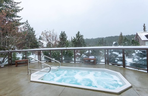 Blackcomb House | Golf Getaway w/ Hot tub, Parking