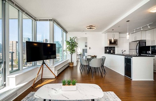 Crosstown Apartment | Gorgeous 2 bedroom in Downtown