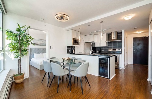 Crosstown Apartment | Gorgeous 2 bedroom in Downtown