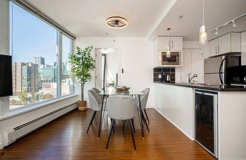Crosstown Apartment | Gorgeous 2 bedroom in Downtown