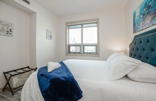 Victoria Park House | Gorgeous 2bd Condo Patio Gym Parking Coffee