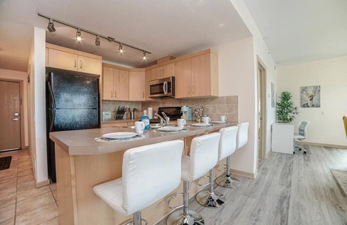 Victoria Park House | Gorgeous 2bd Condo Patio Gym Parking Coffee