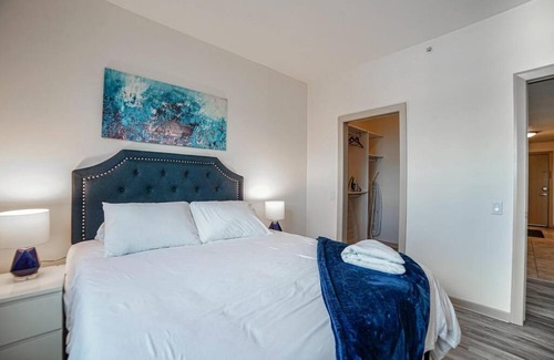 Victoria Park House | Gorgeous 2bd Condo Patio Gym Parking Coffee