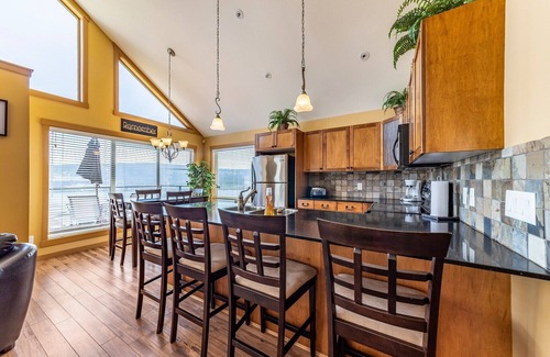 Central Okanagan Cottage | Gorgeous 3 Bedroom Lake View Cottage at La Casa