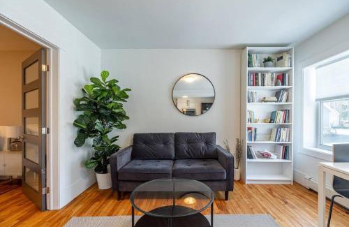 Bedford Apartment | Gorgeous & Sunny Executive Suite #102