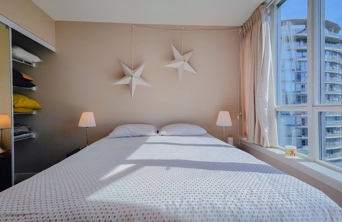 Crosstown Apartment | Great DT View! | 1 Bedroom & 1 Bath | AC | Free WiFi & Parking