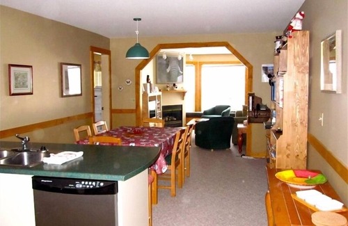 Big White Ski Resort Bed & Breakfast | Have fun with the Family- Hot coco by the fire & apres ski hot tub!
