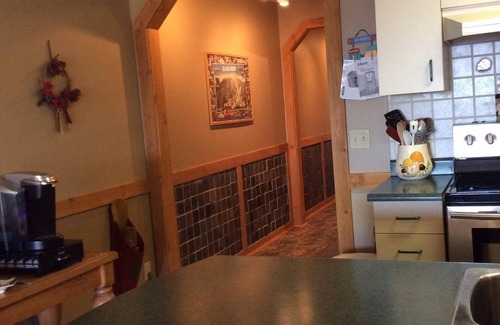 Big White Ski Resort Bed & Breakfast | Have fun with the Family- Hot coco by the fire & apres ski hot tub!