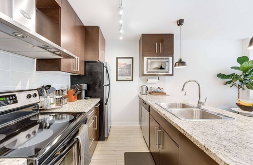 Crosstown Apartment | Heart of Downtown 1 bd +Pool, Gym, Parking, Office, A/C