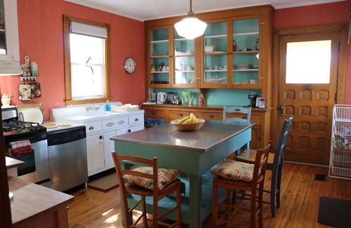 Niagara Falls House | Heritage House with Hot tub, Sauna, Fire Pit on Private yard