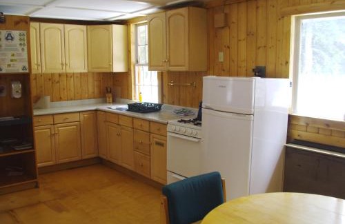 Bow Lake Hostel | HI Mosquito Creek - Wilderness Hostel